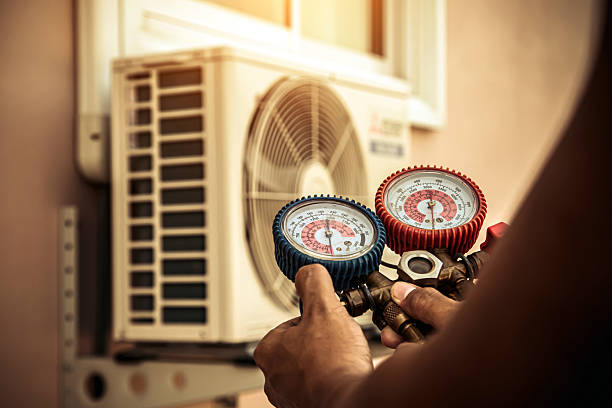 Professional Hvac technician working in Parlier, CA